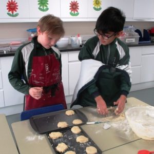 children baking