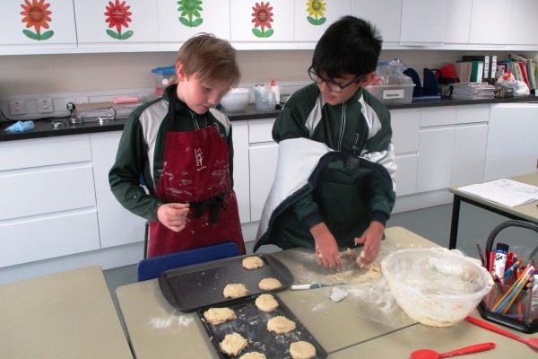 children baking